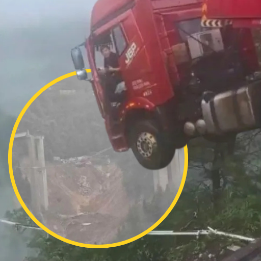 Un camión quedó colgando tras el colapso de un puente en China
